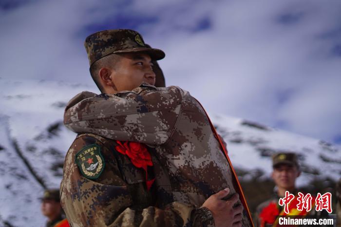 退伍老兵相擁留念。　西藏山南軍分區(qū)某團(tuán)供圖