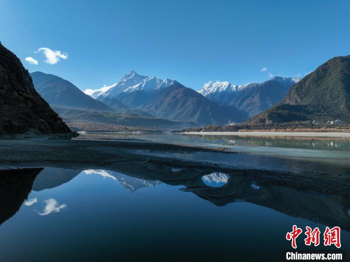 西藏林芝雅魯藏布江和遠處的雪山?！《拘?攝