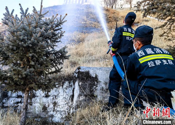 12月6日，布達(dá)拉宮消防救援大隊(duì)在布達(dá)拉宮山體林草區(qū)域開展?jié)窕ぷ??！㈣?攝