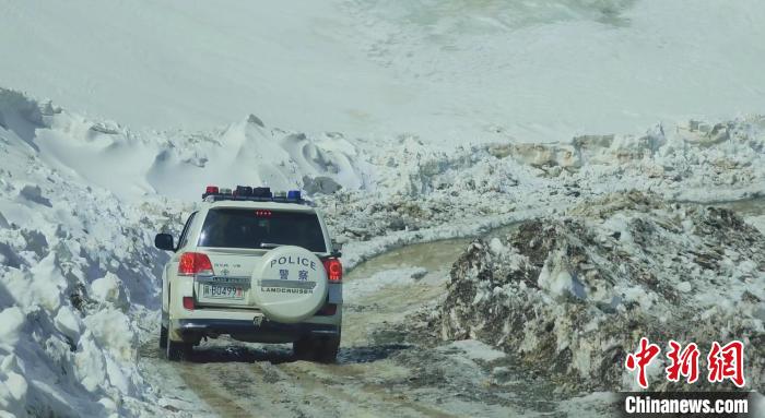 圖為邊壩縣降雪時夏貢拉山段路況?！∵厜慰h融媒體中心供圖