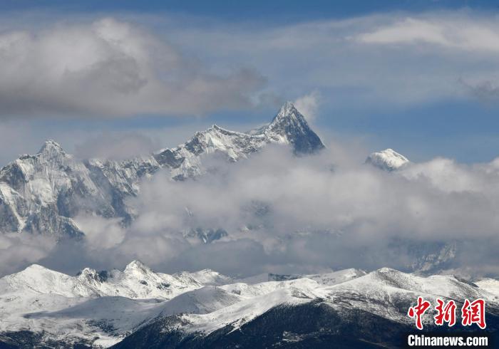 2月17日，西藏林芝色季拉山觀景臺拍到的南迦巴瓦峰?！±盍?攝