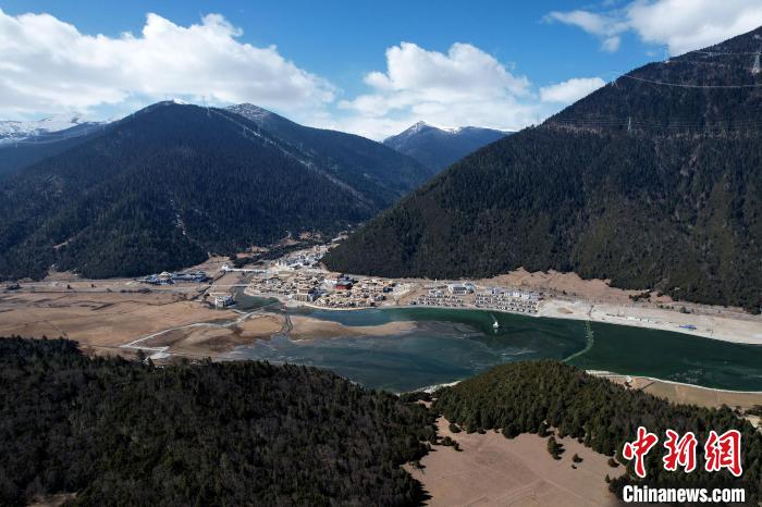 2月17日，西藏林芝魯朗小鎮(zhèn)。(無人機照片) 李林 攝