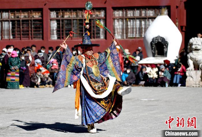 2月19日，楚布寺僧人參加跳神活動(dòng)?！±盍?攝