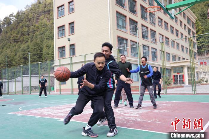 圖為亞東邊檢站民警與駐地農(nóng)業(yè)銀行代表開展籃球友誼賽。　胡利媛 攝