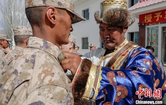 西藏阿里：父母見(jiàn)證孩子軍旅生涯授銜高光時(shí)刻