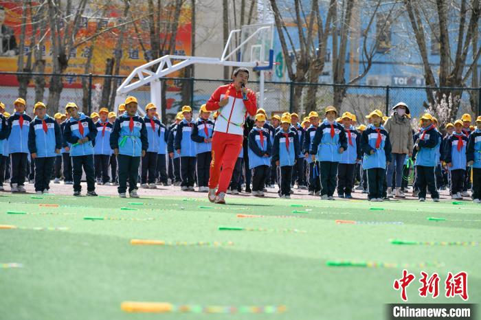 圖為學(xué)生在跳繩教練齊景龍的指導(dǎo)下做準(zhǔn)備運(yùn)動(dòng)。　貢嘎來松 攝