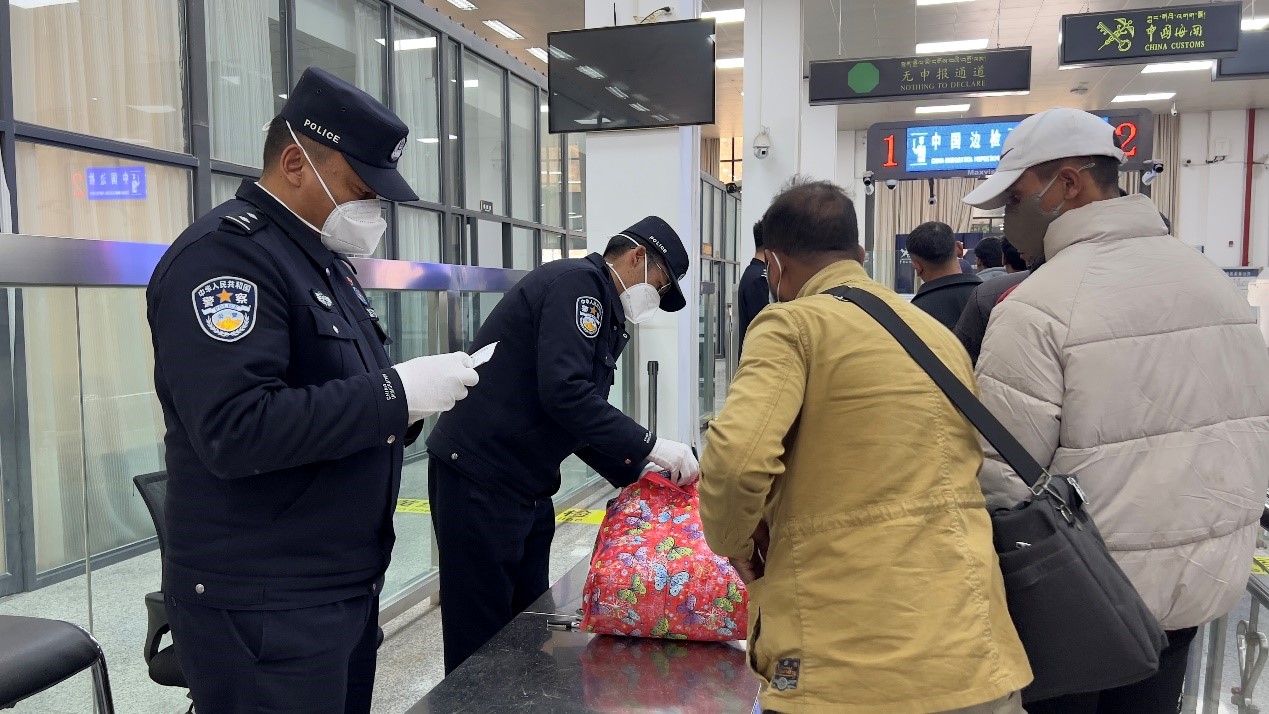 吉隆口岸移民管理警察正在對行李物品進(jìn)行檢查。人民網(wǎng)記者 唐宋攝