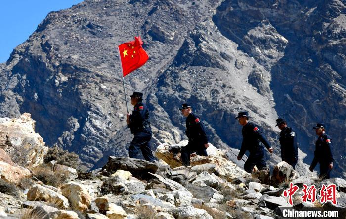 底雅邊境派出所民警夏永軍(左一)在巡邏中。　李林 攝