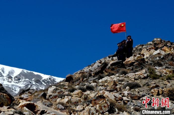 底雅邊境派出所民警夏永軍(右一)在巡邏中?！±盍?攝