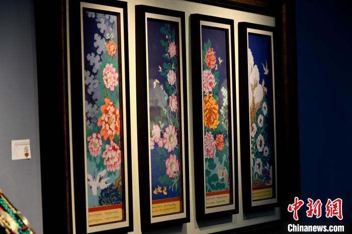 圖為5月16日，展覽中新創(chuàng)唐卡作品《四季花》?！±盍?攝