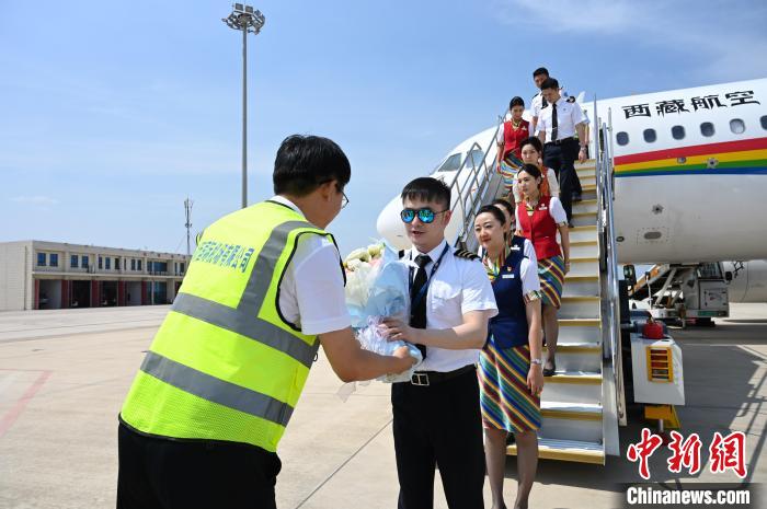 圖為機組順利抵達后獲贈祝賀。　趙朗 攝