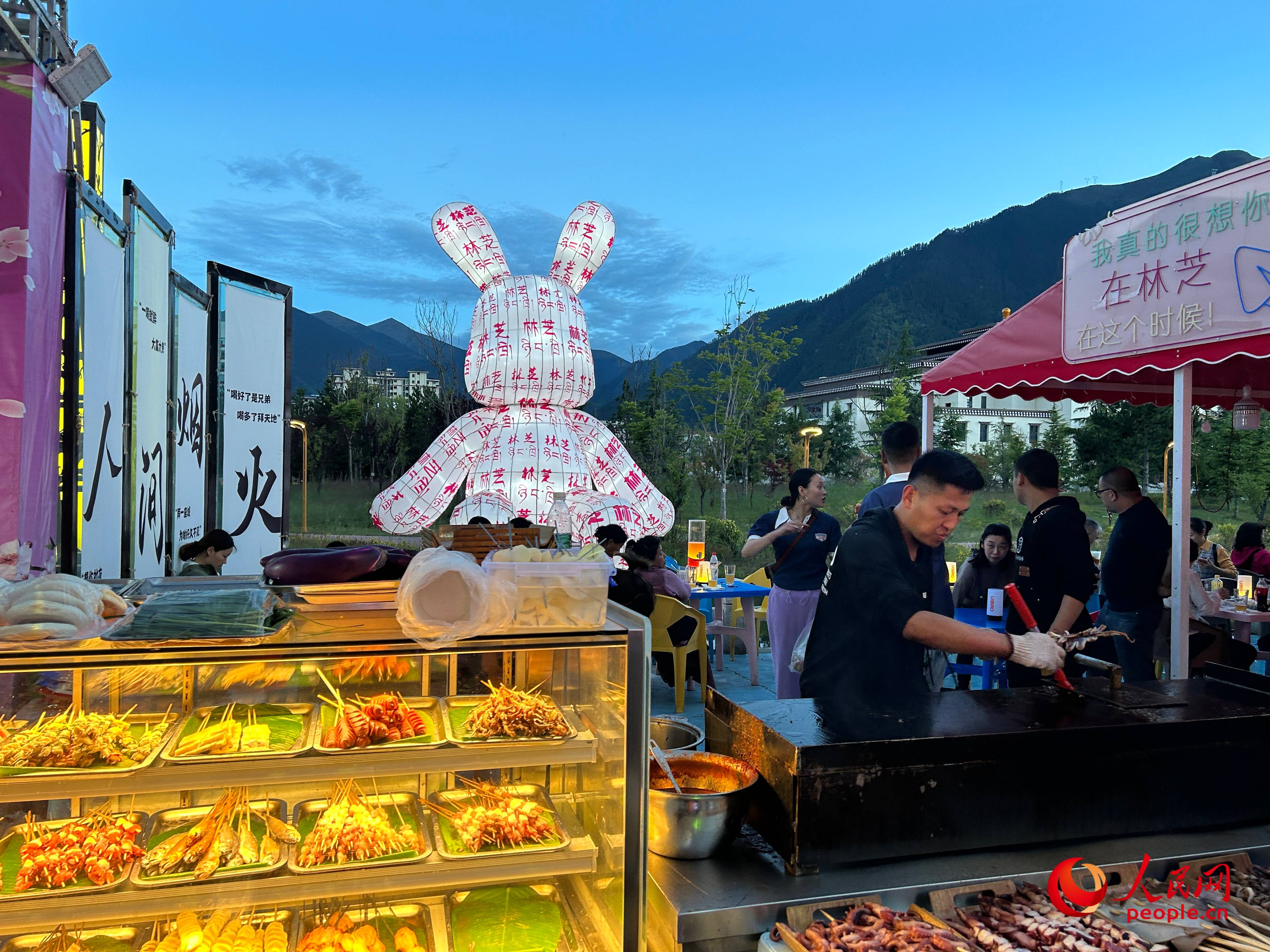 工布公園里的夜市，滿滿“煙火氣”。人民網(wǎng) 周靜圓攝