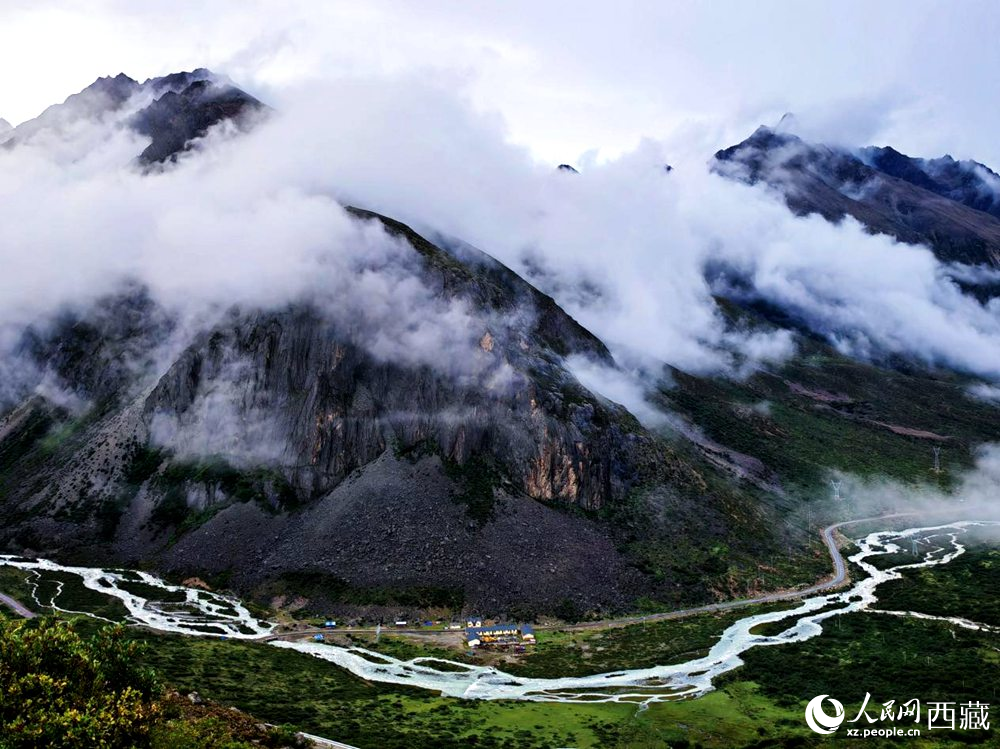 河流蜿蜒于青山間。人民網(wǎng) 李海霞攝