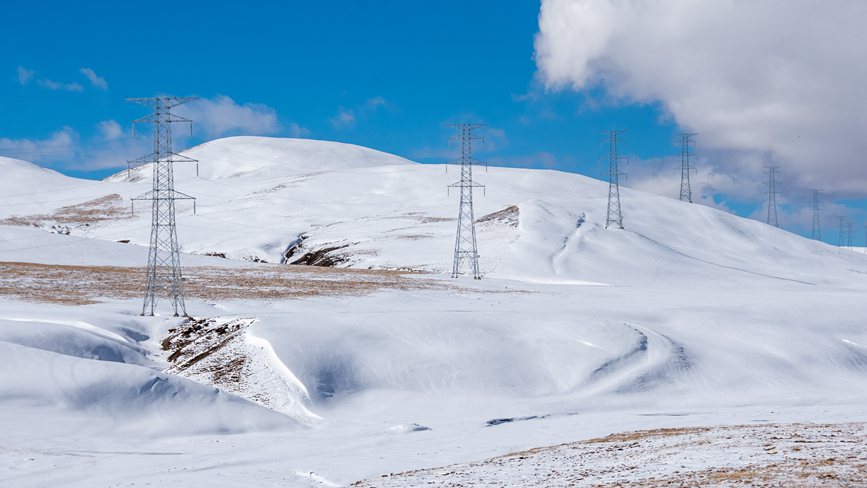 西藏自治區(qū)那曲市冰天雪地里的電網(wǎng)。趙清鵬攝