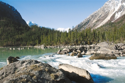 然烏湖美景。圖片由昌都市委宣傳部提供.jpg