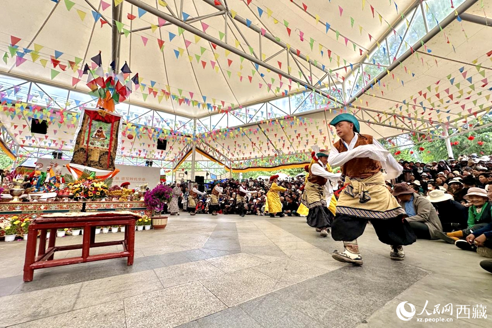 拉薩市宗角祿康公園舉行傳統(tǒng)藏戲劇目展演。